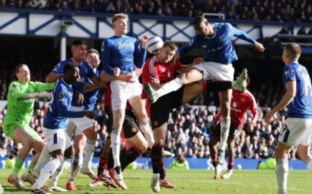 Manchester United escapes defeat against Everton