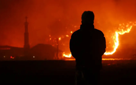 Huge South Korea wildfires kill 27 and threaten to destroy ancient temples
