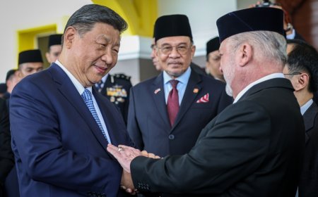 Mahathir accuses Anwar of favouring China over US, says Malaysia must stay neutral