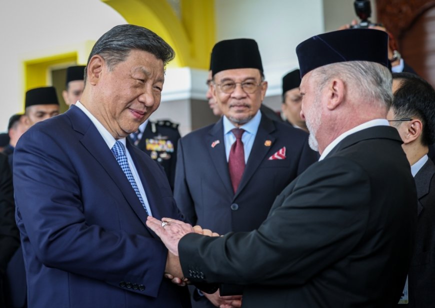Mahathir accuses Anwar of favouring China over US, says Malaysia must stay neutral
