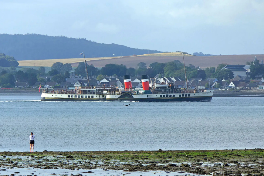 The Waverley paddle steamer made its first trip up the River Tay since 1982 this week, so it was lucky Eric Niven was out on his bike and able to mark the moment.