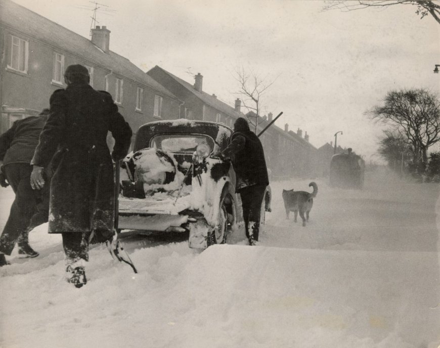 1969: Digging and pushing, a scene in Davidson Drive, Northfield, that was repeated throughout Aberdeen during huge snowfall in February that year. Image: DC Thomson