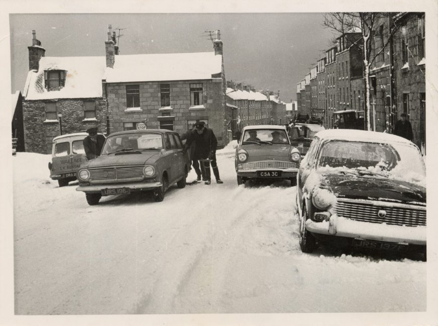 1969: Now where about in Aberdeen is this busy, snowy scene? Certainly the lines of snow-capped tenements look like the Granite City, but the street isn’t labelled. Image: DC Thomson