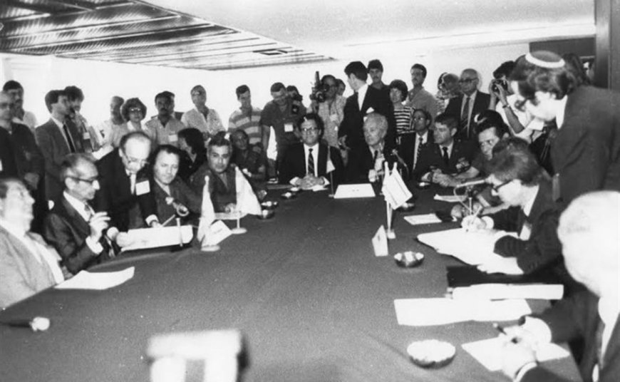 Lebanon and Israel sign withdrawal agreement amid regional tensions in 1983