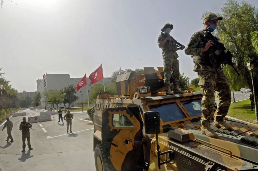Tunisian military reaffirms constitutional loyalty amid growing political uncertainty and border tension