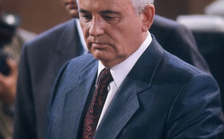 Soviet leaders detain Mikhail Gorbachev in historic political takeover
