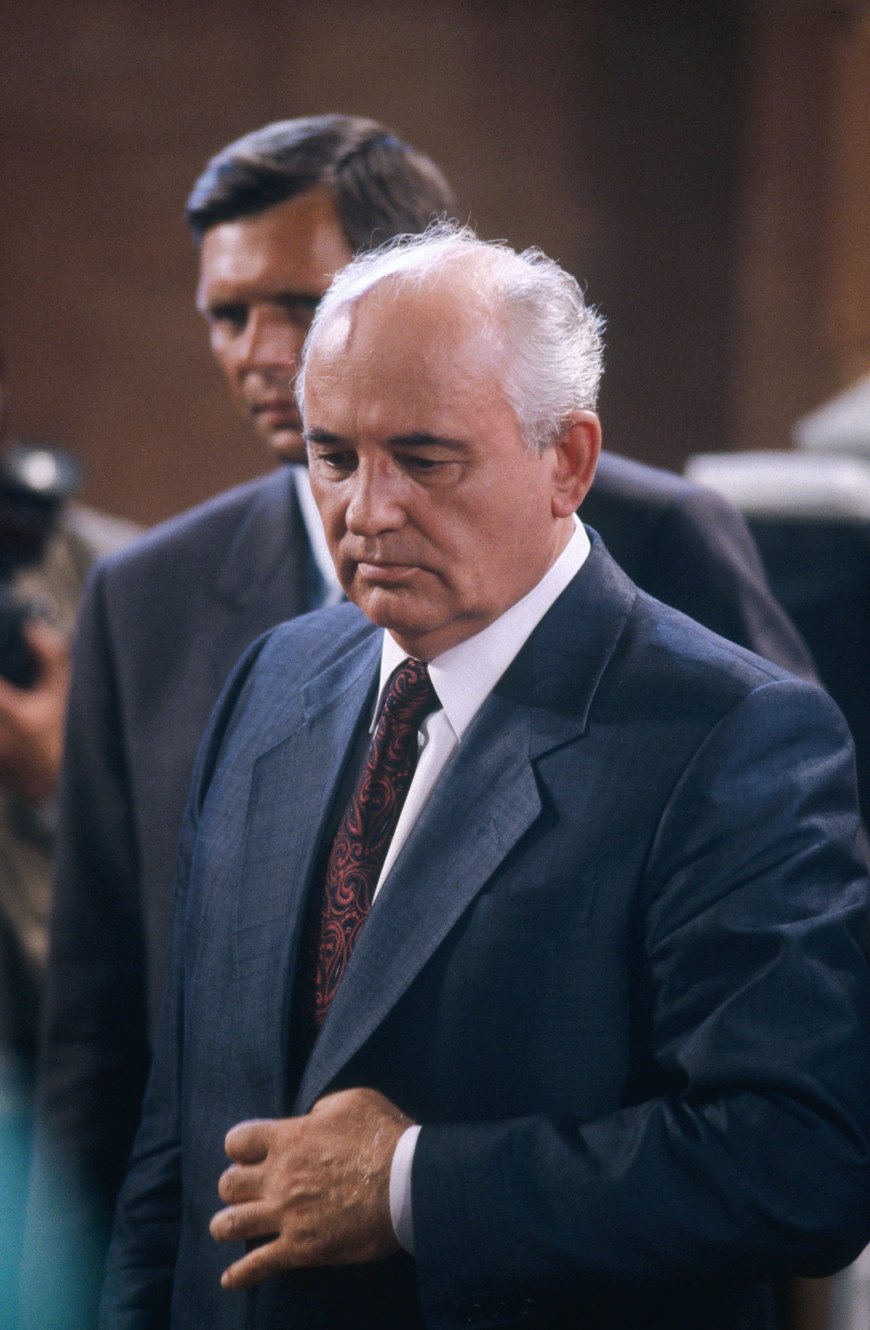 Soviet leaders detain Mikhail Gorbachev in historic political takeover